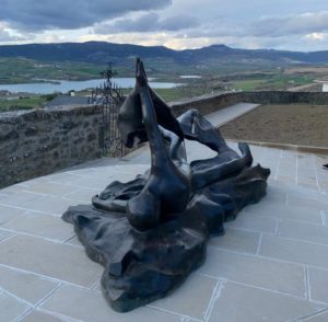 Escultura La caída de Ícaro en la ruta turística "El legado de Henri Lenaerts", en Irurre