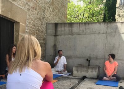Seminario De Yoga En El Jardín De La Casa Museo