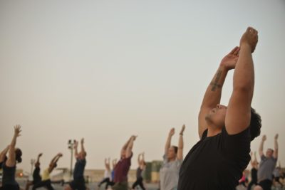 Personas Practicando Yoga Y Meditación